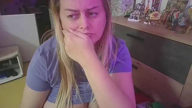 Snapshot of Meliss_Official9 chatting on December 2025 11:09:01 PM Meliss Official9 online show from December 2025 11:09:01 PM