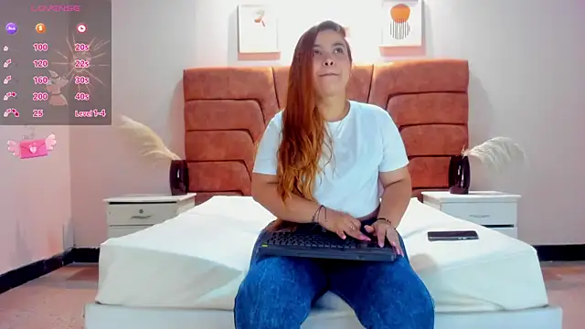 MAHIASMITH13 online show from January 2025 01:14:02 PM