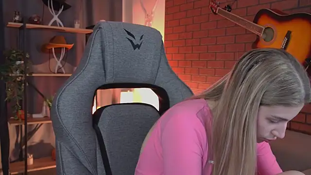 EllieCutes online show from April 2026 10:08:02 AM