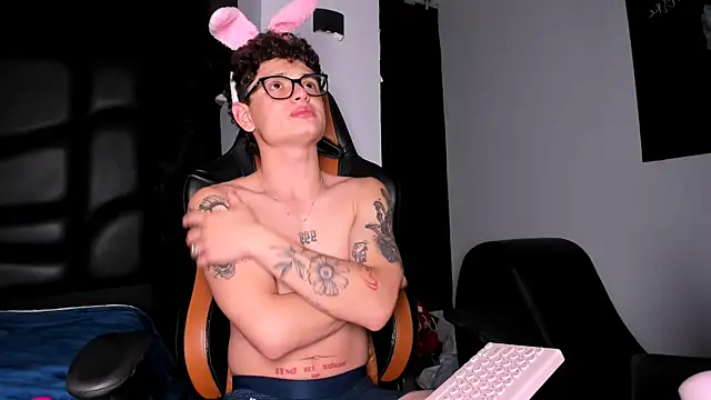 Snapshot of LexieandNate chatting on February 2025 07:34:02 AM LexieandNate online show from February 2025 07:34:02 AM