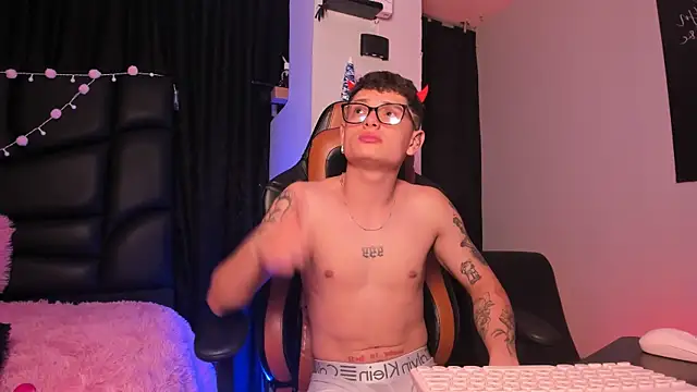 Snapshot of LexieandNate chatting on March 2025 05:05:02 AM LexieandNate online show from March 2025 05:05:02 AM