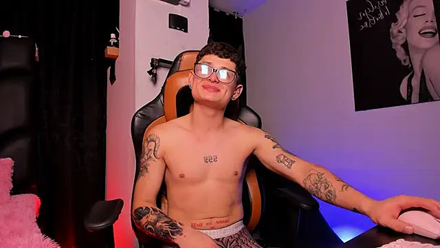 Snapshot of LexieandNate chatting on March 2025 04:41:01 AM LexieandNate online show from March 2025 04:41:01 AM