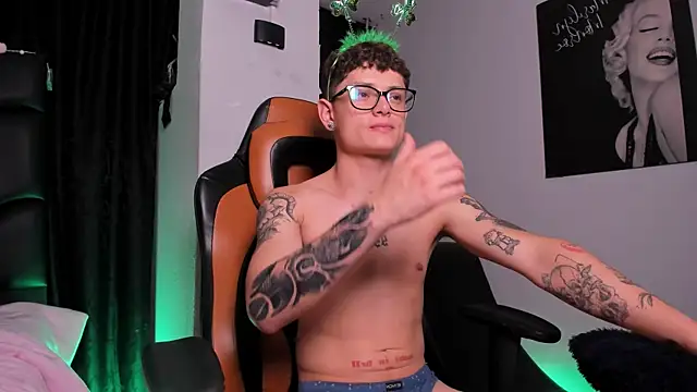 Snapshot of LexieandNate chatting on March 2025 07:30:02 AM LexieandNate online show from March 2025 07:30:02 AM