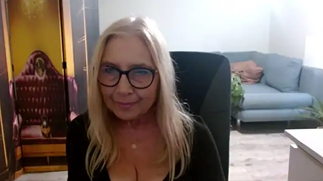 sofia xkiss online show from November 2025 03:00:01 PM