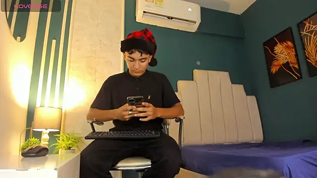 Austin Cardieff online show from December 2024 08:04:01 PM