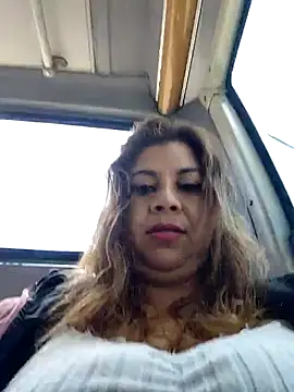 Snapshot of Laura-Hernandez chatting on June 2026 04:05:01 PM Laura-Hernandez online show from June 2026 04:05:01 PM