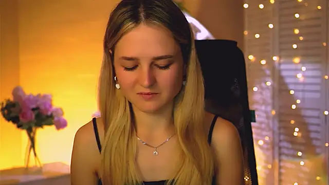 Snapshot of DeboraLarson chatting on October 2025 03:28:02 AM DeboraLarson online show from October 2025 03:28:02 AM