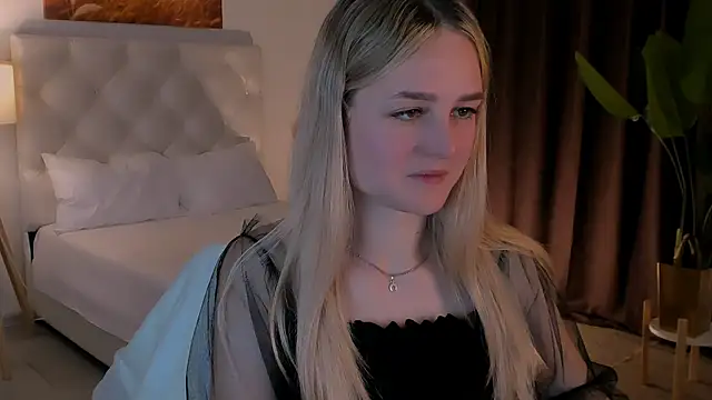 Snapshot of DeboraLarson chatting on October 2025 03:39:02 AM DeboraLarson online show from October 2025 03:39:02 AM