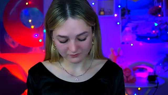 Snapshot of DeboraLarson chatting on October 2025 04:15:01 AM DeboraLarson online show from October 2025 04:15:01 AM