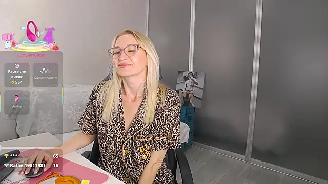 Snapshot of Sofia_Soul chatting on September 2025 06:18:02 PM Sofia Soul online show from September 2025 06:18:02 PM