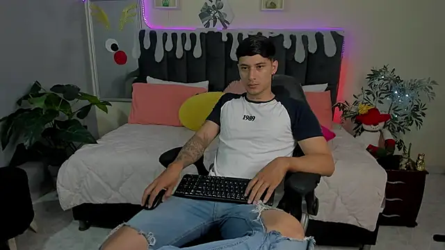 Snapshot of Damian23__ chatting on December 2024 12:20:02 PM Damian23 online show from December 2024 12:20:02 PM