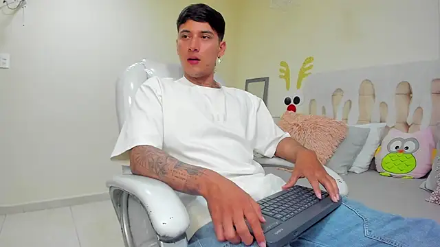 Snapshot of Damian23__ chatting on January 2025 04:02:02 PM Damian23 online show from January 2025 04:02:02 PM