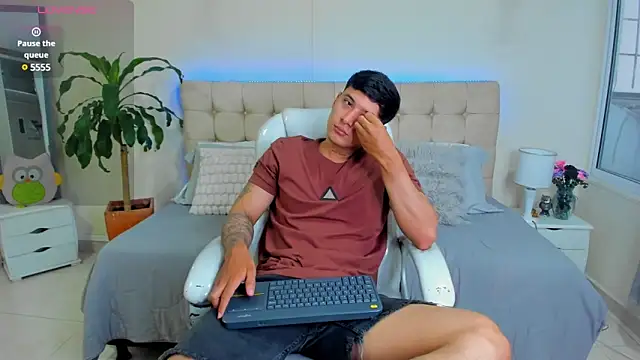 Snapshot of Damian23__ chatting on February 2025 12:43:02 PM Damian23 online show from February 2025 12:43:02 PM