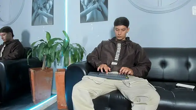 Snapshot of Damian23__ chatting on February 2025 03:20:01 AM Damian23 online show from February 2025 03:20:01 AM