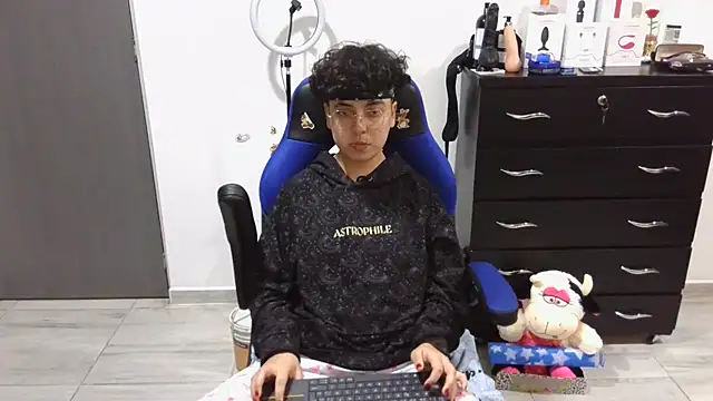 thomascooper7 online show from March 2025 11:49:01 PM