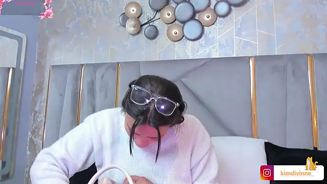 Snapshot of KimDevinne chatting on March 2025 03:06:01 AM KimDevinne online show from March 2025 03:06:01 AM