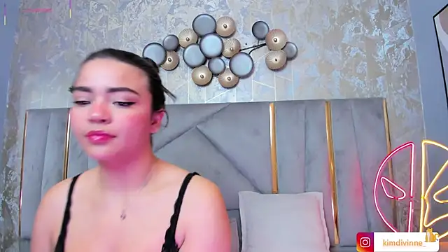 Snapshot of KimDevinne chatting on September 2025 03:00:02 AM KimDevinne online show from September 2025 03:00:02 AM