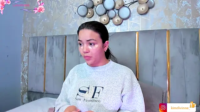 Snapshot of KimDevinne chatting on October 2025 03:27:02 AM KimDevinne online show from October 2025 03:27:02 AM