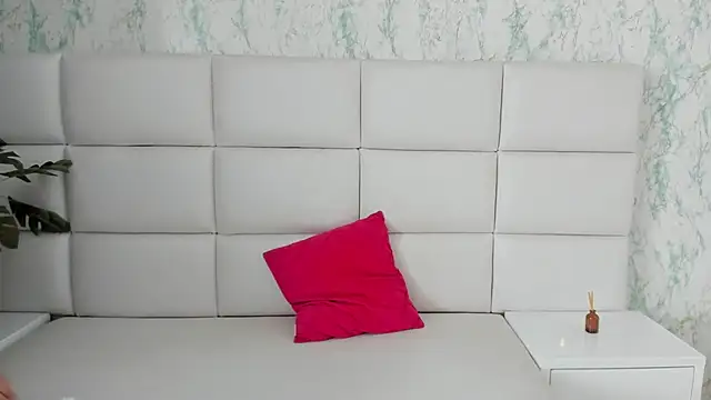 Snapshot of MIA__SAENZ chatting on December 2024 01:24:02 PM MIA SAENZ online show from December 2024 01:24:02 PM