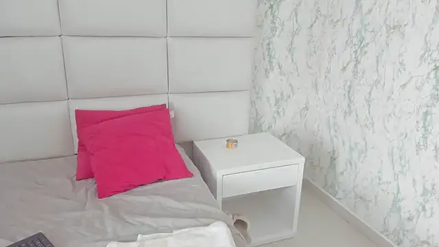 Snapshot of MIA__SAENZ chatting on March 2025 03:38:02 PM MIA SAENZ online show from March 2025 03:38:02 PM