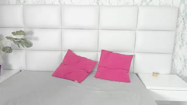 Snapshot of MIA__SAENZ chatting on March 2025 12:27:02 PM MIA SAENZ online show from March 2025 12:27:02 PM