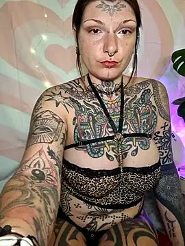 lizzardqueeen online show from March 2026 07:21:02 PM