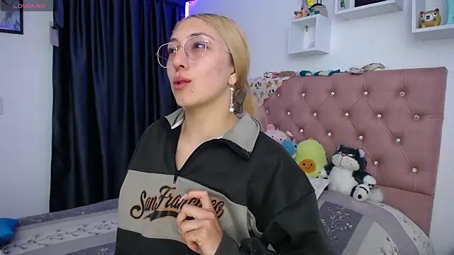 Soffy-brooks online show from December 2025 10:04:02 PM