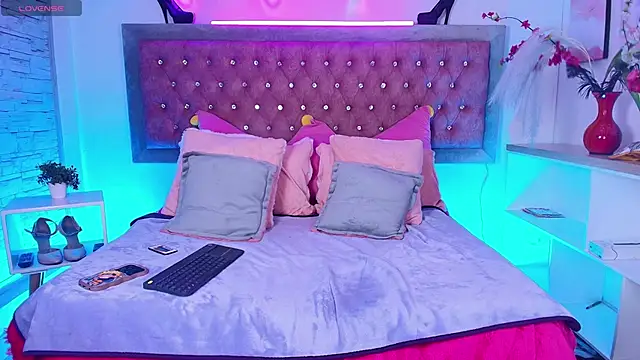 EmmaWilder online show from November 2025 08:41:01 PM