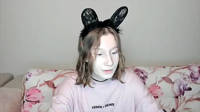 Snapshot of EnigmaSee chatting on December 2024 11:32:01 AM EnigmaSee online show from December 2024 11:32:01 AM