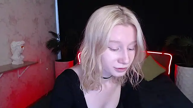 Snapshot of EnigmaSee chatting on October 2025 08:32:01 AM EnigmaSee online show from October 2025 08:32:01 AM