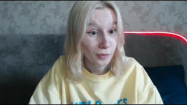 Snapshot of EnigmaSee chatting on October 2025 08:33:01 AM EnigmaSee online show from October 2025 08:33:01 AM