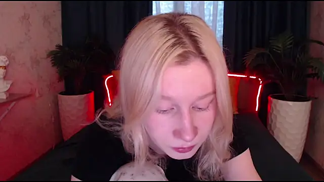 Snapshot of EnigmaSee chatting on October 2025 08:18:02 AM EnigmaSee online show from October 2025 08:18:02 AM