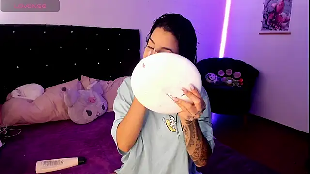 Snapshot of Alice_woodville chatting on December 2024 08:07:02 PM Alice woodville online show from December 2024 08:07:02 PM