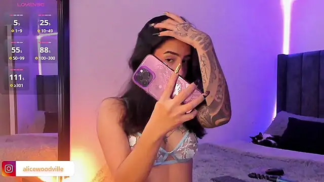 Snapshot of Alice_woodville chatting on January 2025 05:23:02 PM Alice woodville online show from January 2025 05:23:02 PM