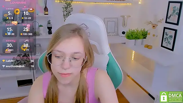 LayriantaVee online show from February 2025 01:11:02 PM