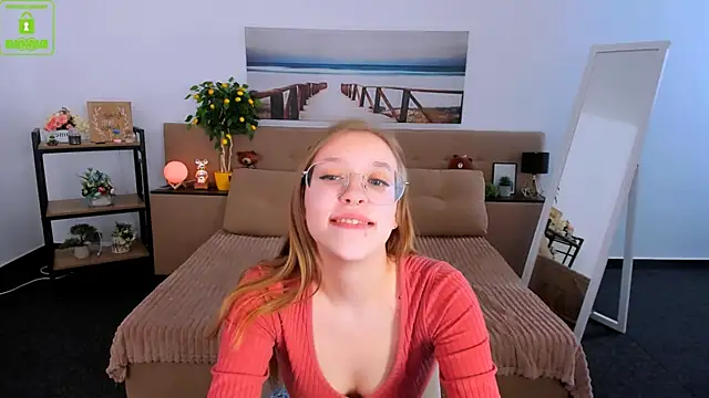 LayriantaVee online show from March 2025 01:18:01 PM