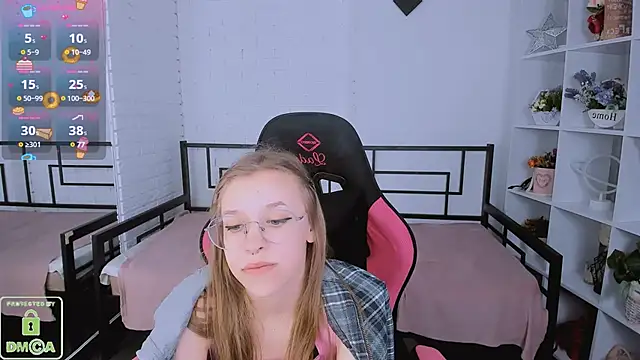 LayriantaVee online show from March 2025 01:34:02 PM