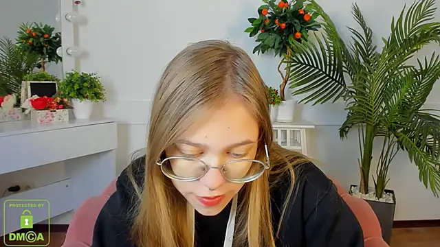 LayriantaVee online show from October 2025 06:12:01 AM