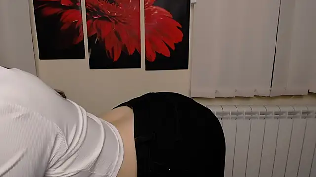 Snapshot of AliceSexyyy_ chatting on December 2024 04:05:01 PM AliceSexyyy  online show from December 2024 04:05:01 PM