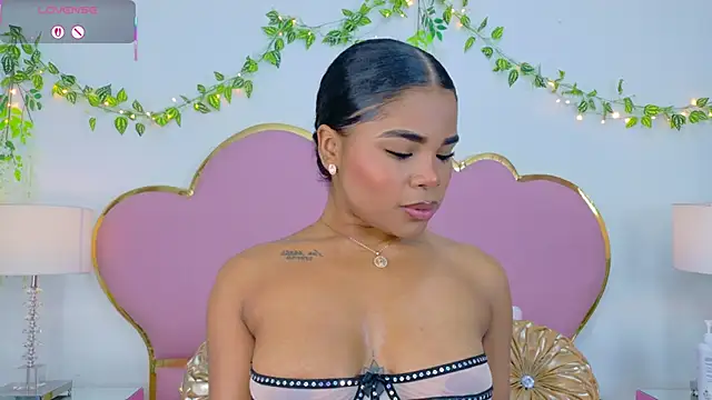 NahiaraReina online show from October 2025 01:04:02 PM