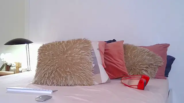 JuliaMartini online show from November 2025 10:18:01 AM