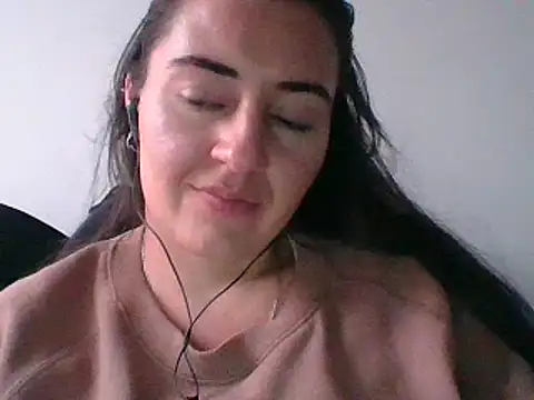 Snapshot of _karlie_kloss_ chatting on February 2025 11:04:02 PM karlie kloss online show from February 2025 11:04:02 PM