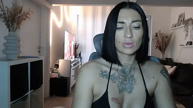 Snapshot of IntiMia chatting on November 2025 07:52:02 AM IntiMia online show from November 2025 07:52:02 AM