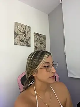 Snapshot of Issabela_G1 chatting on April 2026 12:06:01 AM Issabela G1 online show from April 2026 12:06:01 AM