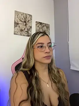Snapshot of Issabela_G1 chatting on May 2026 10:28:01 PM Issabela G1 online show from May 2026 10:28:01 PM
