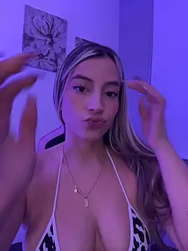 Snapshot of Issabela_G1 chatting on May 2026 03:02:02 AM Issabela G1 online show from May 2026 03:02:02 AM