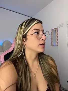 Snapshot of Issabela_G1 chatting on May 2026 03:04:02 AM Issabela G1 online show from May 2026 03:04:02 AM