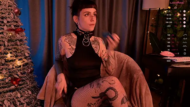 Snapshot of MichaellaMoon chatting on December 2024 11:39:02 PM MichaellaMoon online show from December 2024 11:39:02 PM