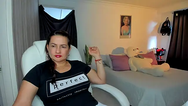 lucy diiaz online show from December 2025 06:50:01 PM