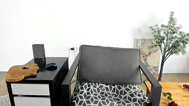 Snapshot of MendiPetite chatting on March 2025 09:32:02 PM MendiPetite online show from March 2025 09:32:02 PM